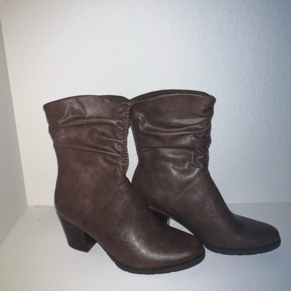 Cute Baretraps Brand heel boots!